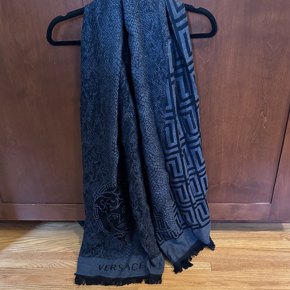 Versace Accessories - Versace Black and Gray Geometric Scarf